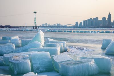太阳岛江畔的残冰