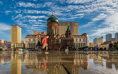 哈尔滨建筑艺术广场索菲亚教堂夏季雨后天晴蓝天白云喷泉