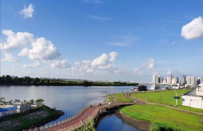 哈尔滨市群力新区松花江畔风景如画蓝天白云水天一色