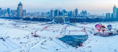 哈尔滨冬季美丽景色防洪纪念塔下冰雪嘉年华娱乐场