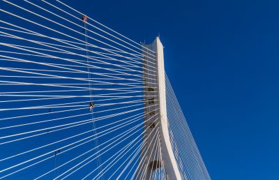 哈尔滨冰松浦大桥钢索线条蓝天施工亮化蜘蛛人