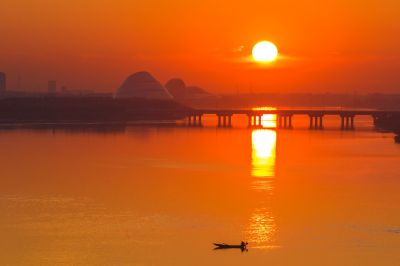 松花江大剧院夕阳一叶小舟