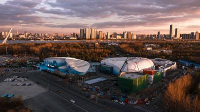2020年秋季晚霞下建设中的哈尔滨极地馆