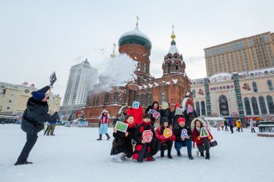 雪后的索菲亚教堂广场玩雪的外地游客
