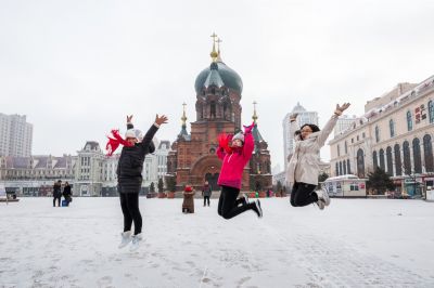 雪后的索菲亚教堂广场玩雪的外地游客