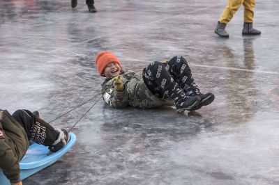 哈尔滨江沿小学课间冰上体育活动
