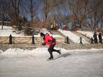 马家沟儿童公园段冰场市民冰上活动独轮车滑冰