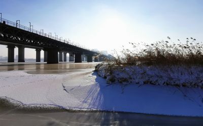 铁路大桥下冬日封冻松花江