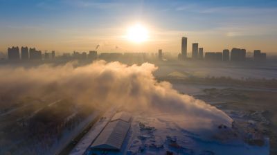 朝阳下哈尔滨冰雪大世界人工造雪