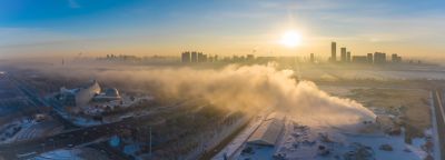 朝阳下哈尔滨冰雪大世界人工造雪