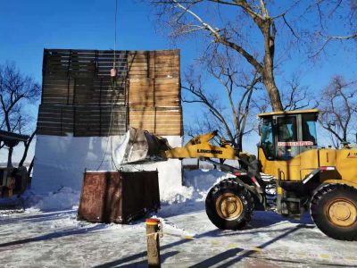 斯大林公园雪雕作品制作中——堆雪坯