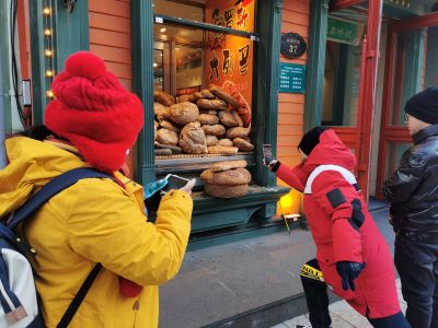 冬日外地游客与中央大街美食