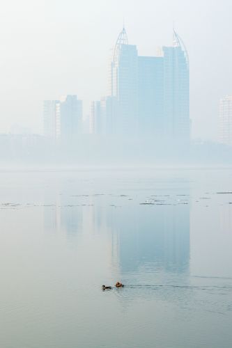 松花江的早晨薄雾春水映日红