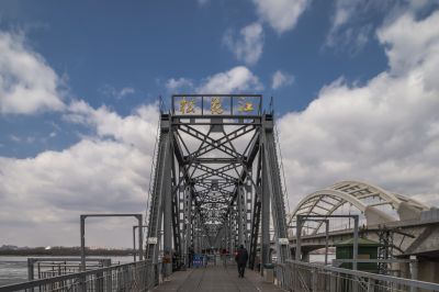 松花江边雕塑铁路桥防洪纪念塔