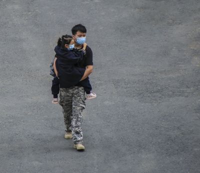爸爸带孩子