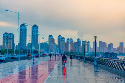 雨后晚霞中的松花江畔