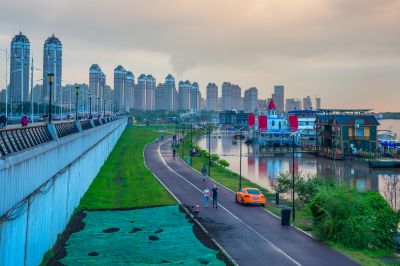 雨后晚霞中的松花江畔
