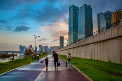 雨后晚霞中的松花江畔