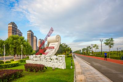 晨光中的友谊西路群力外滩江畔
