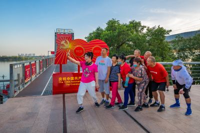 沐浴晨光中的网红桥