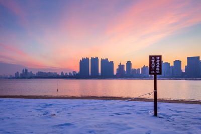 太阳岛江畔的雪后朝霞