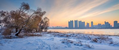 太阳岛江畔的雪后朝霞
