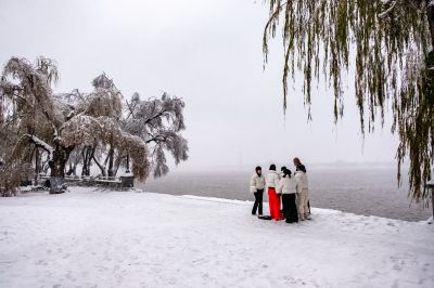 小雪中的松花江边