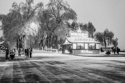 小雪中的松花江边