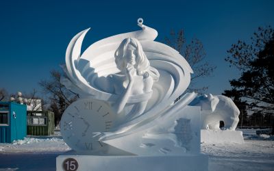 太美！雪雕把哈尔滨太阳岛变成了洁白的艺术宫殿
