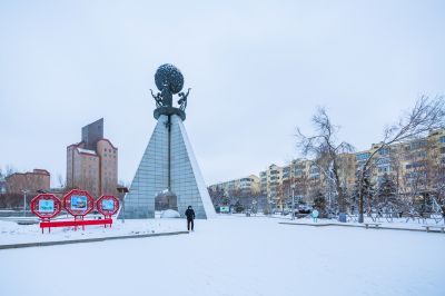 春雪中的母亲广场