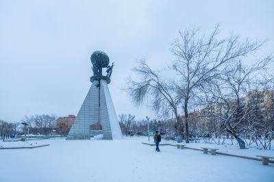 春雪中的母亲广场