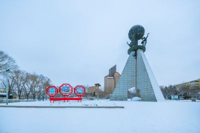 春雪中的母亲广场