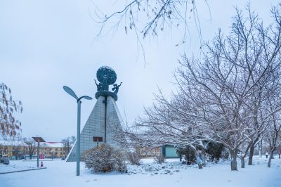春雪中的母亲广场