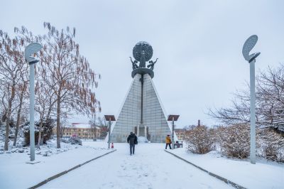 春雪中的母亲广场