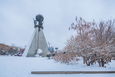 春雪中的母亲广场