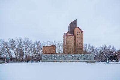 春雪中的母亲广场