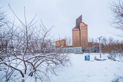 春雪中的母亲广场