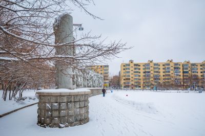 春雪中的母亲广场
