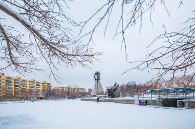 春雪中的母亲广场