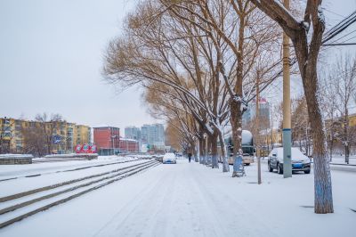 春雪中的母亲广场