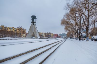 春雪中的母亲广场