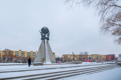 春雪中的母亲广场