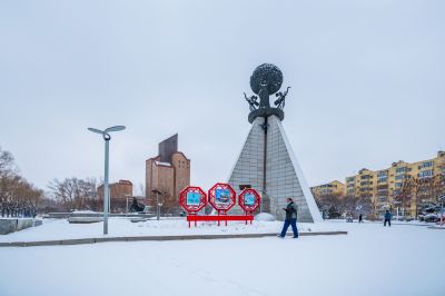 春雪中的母亲广场