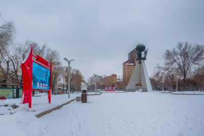春雪中的母亲广场