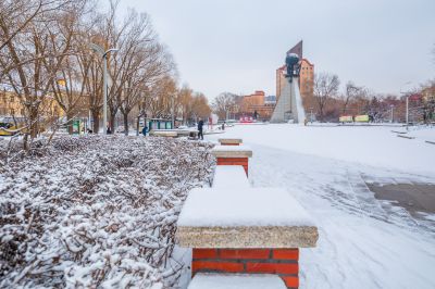 春雪中的母亲广场