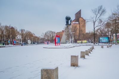 春雪中的母亲广场