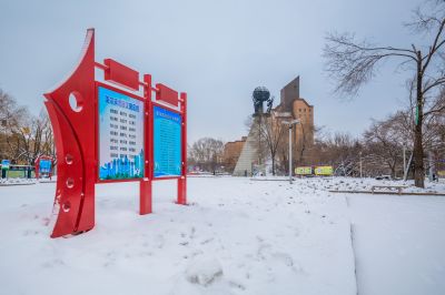 春雪中的母亲广场