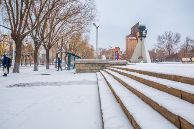 春雪中的母亲广场