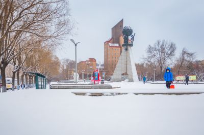 春雪中的母亲广场