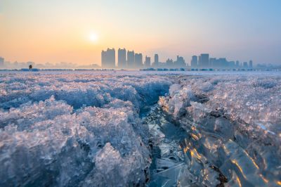 残冰融水润大江2